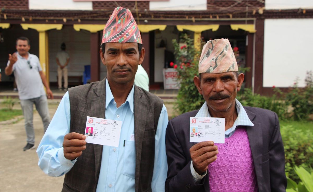 आफ्नो वास्तविक नामसहितको नागरिकताको प्रमाणपत्र देखाउँदै कर्णबहादुर (बायाँ) र कविराम (दाँयाँ) ।तस्बिर सौजन्यः हिक्मतबहादुर नेपाली